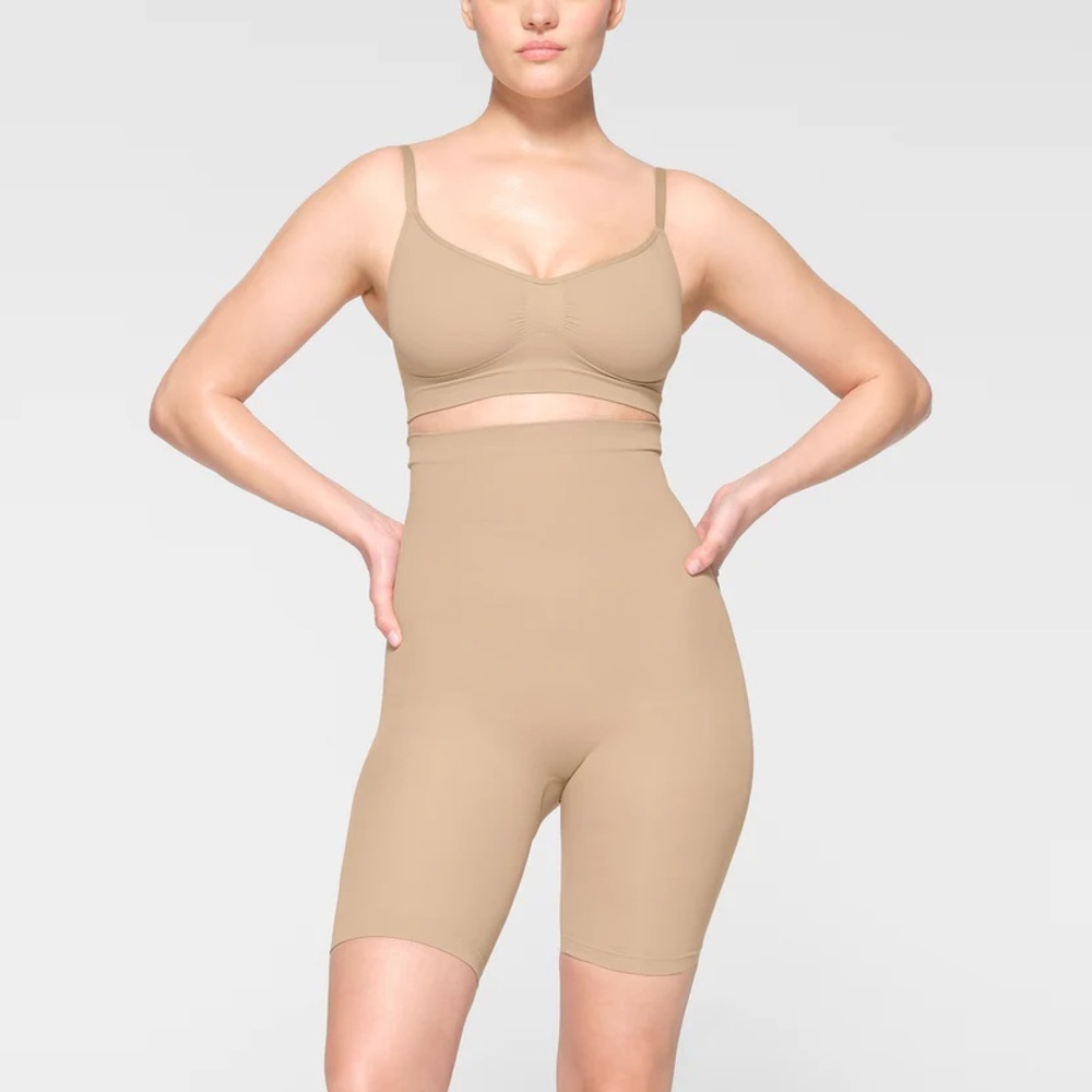 NWOT Skims Shapewear Seamless Sculpt High Waist above the knee Short Size S